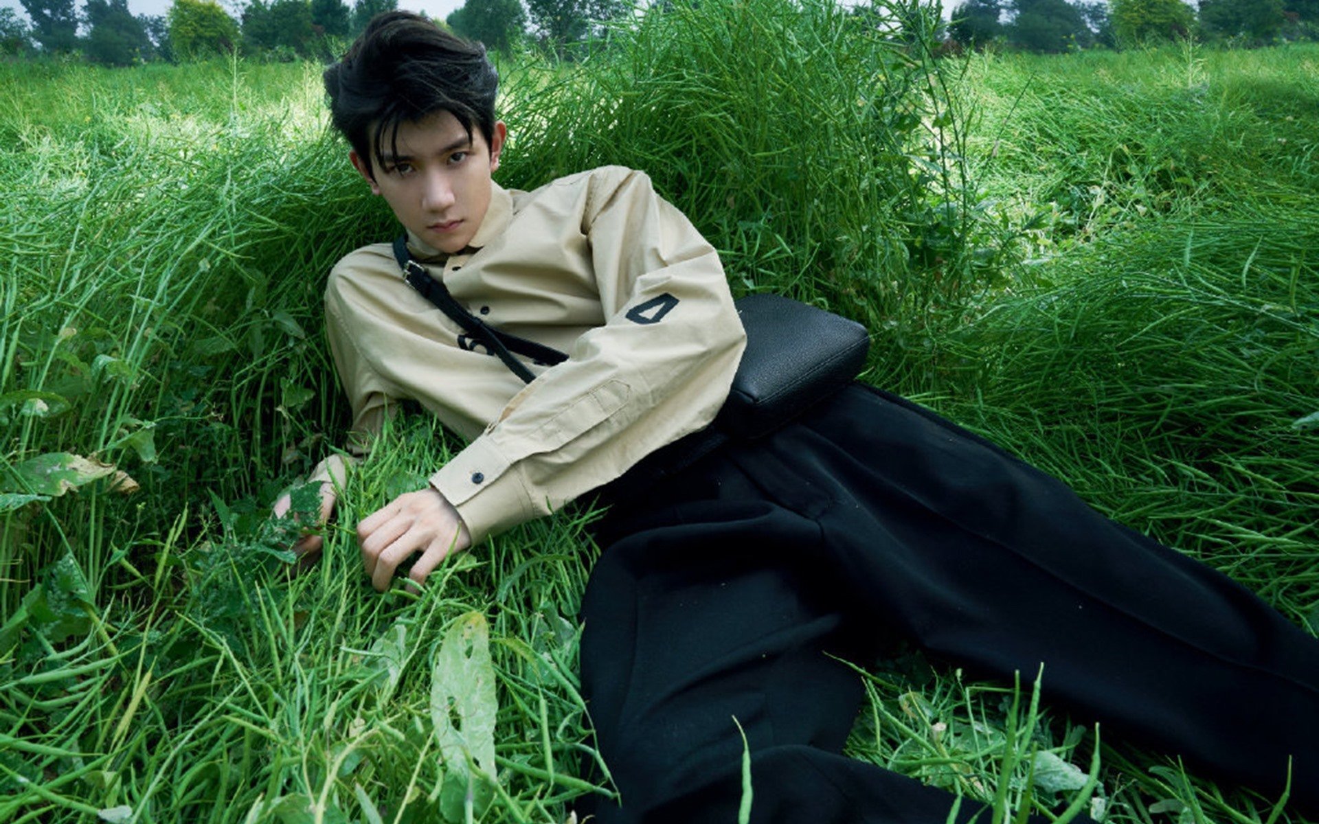 拜仁5-2大捷奥格斯堡，莱万完成帽子戏法，德甲_拜仁6-0大胜夺冠莱万戴帽